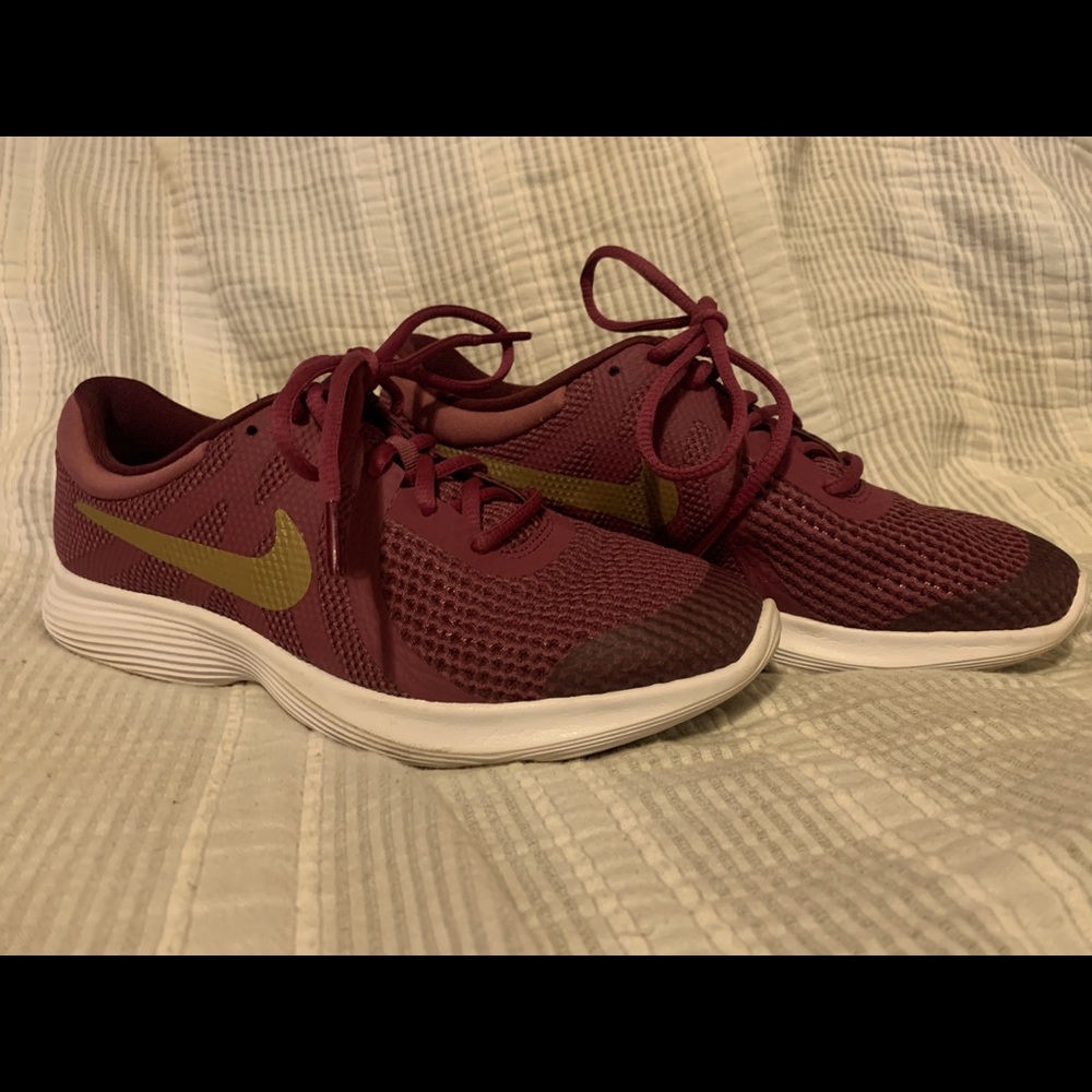 Nikes Tennis Shoes